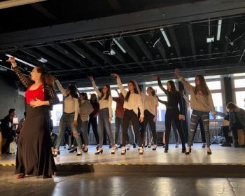Das Bild zeigt Schülerinnen und Schüler beim Flamenco tanzen