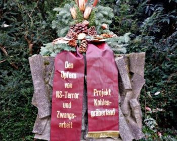 Blumengebinde des Projekt Kohlengräberland der Erich-Fried-Gesamtschule am Volkstrauertag 2020