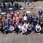 SchülerInnen der Erich-Fried-Gesamtschule Herne, Abiturklasse 2021, stehen zu einem Gruppenfoto zusammen.