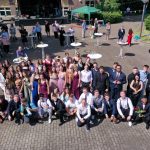 SchülerInnen der Erich-Fried-Gesamtschule Herne, Abiturklasse 2021, stehen zu einem Gruppenfoto zusammen.