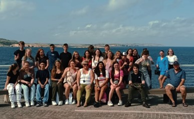 Gruppenbild der EFG Schülerinnen und Schüler auf Malta