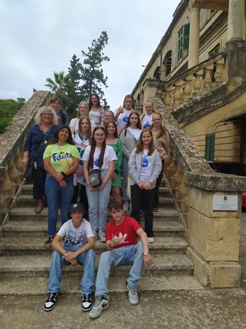 Schülerinnen und Schuler der EFG auf der Treppe zum St .Edward’s College