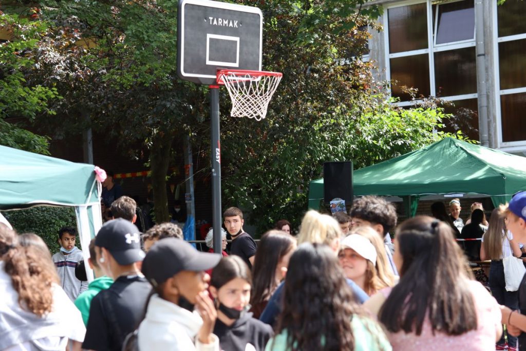 Schülerinnen und Schülerunter einem Basketballkorb.